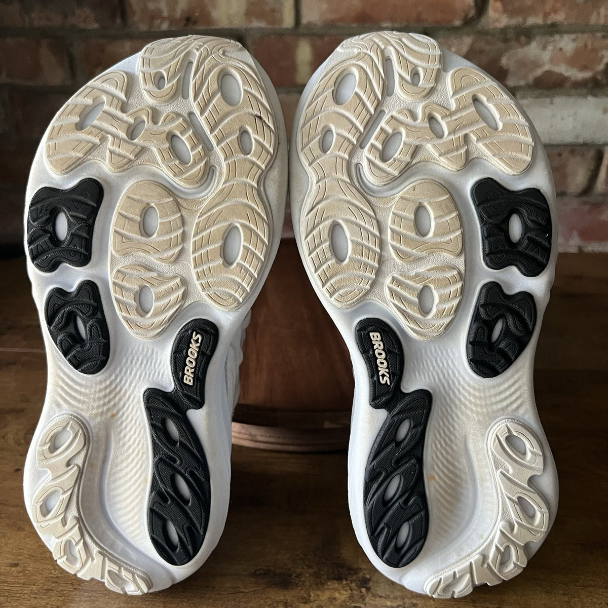 Brooks Adrenaline GTS 25 Supportive Max Cushion Womens 8 White Running Shoes