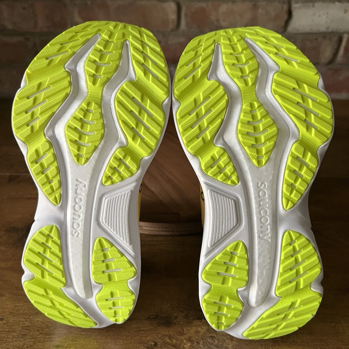 Saucony Hurricane 25 Stability Max Cushion Sunrise Citron Running Shoes Womens 5