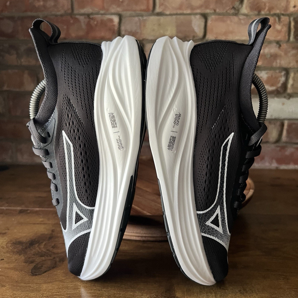 Mizuno Neo Zen Womens Size 7 Black Max Cushion Running Shoes Sneakers