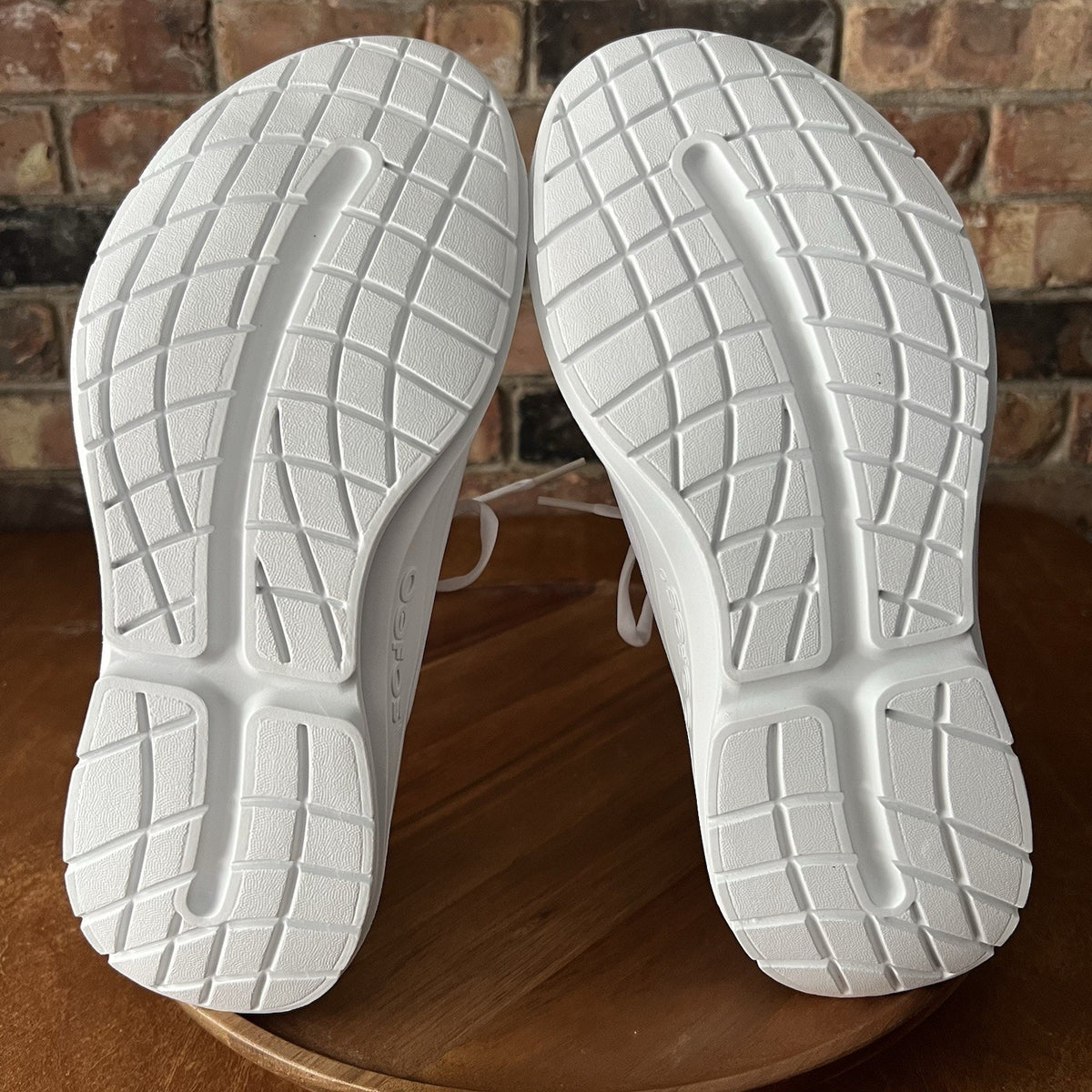 OOFOS Men's 9.5 OOmg Sport LS Low Recovery Supportive Cushion Knitted Shoe White
