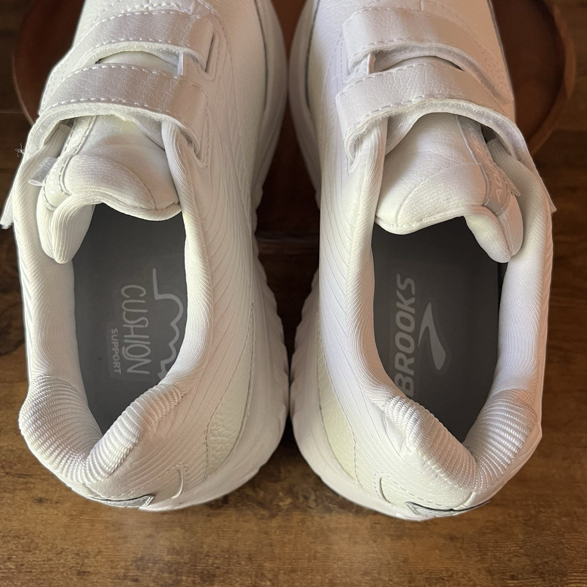 Brooks Addiction Walker 2 White Leather Sneakers Shoes Women’s 7.5 Wide 2E