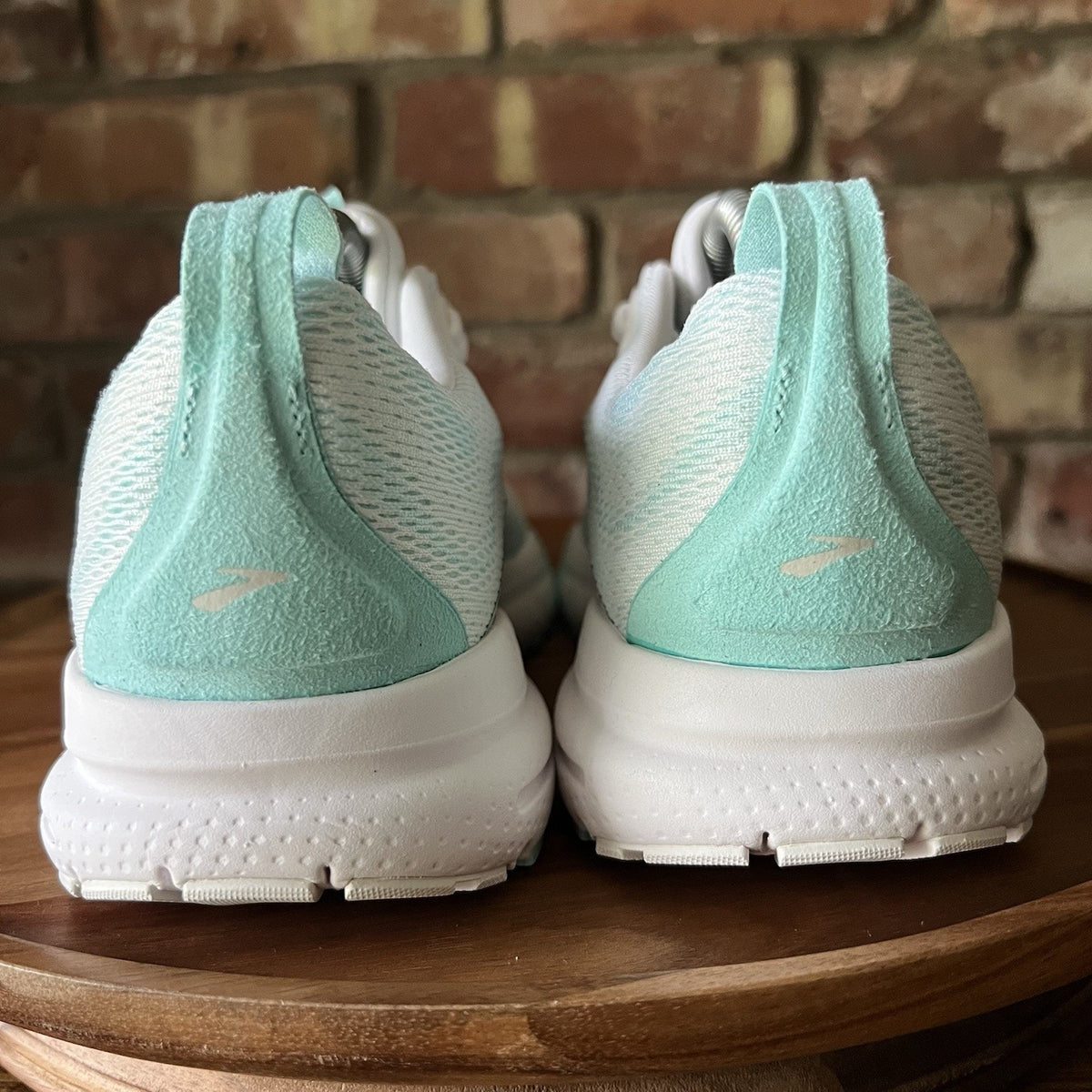 Brooks Trace 4 Bright White Aqua Neutral Cushion Trainer Running Women's 7 Shoe