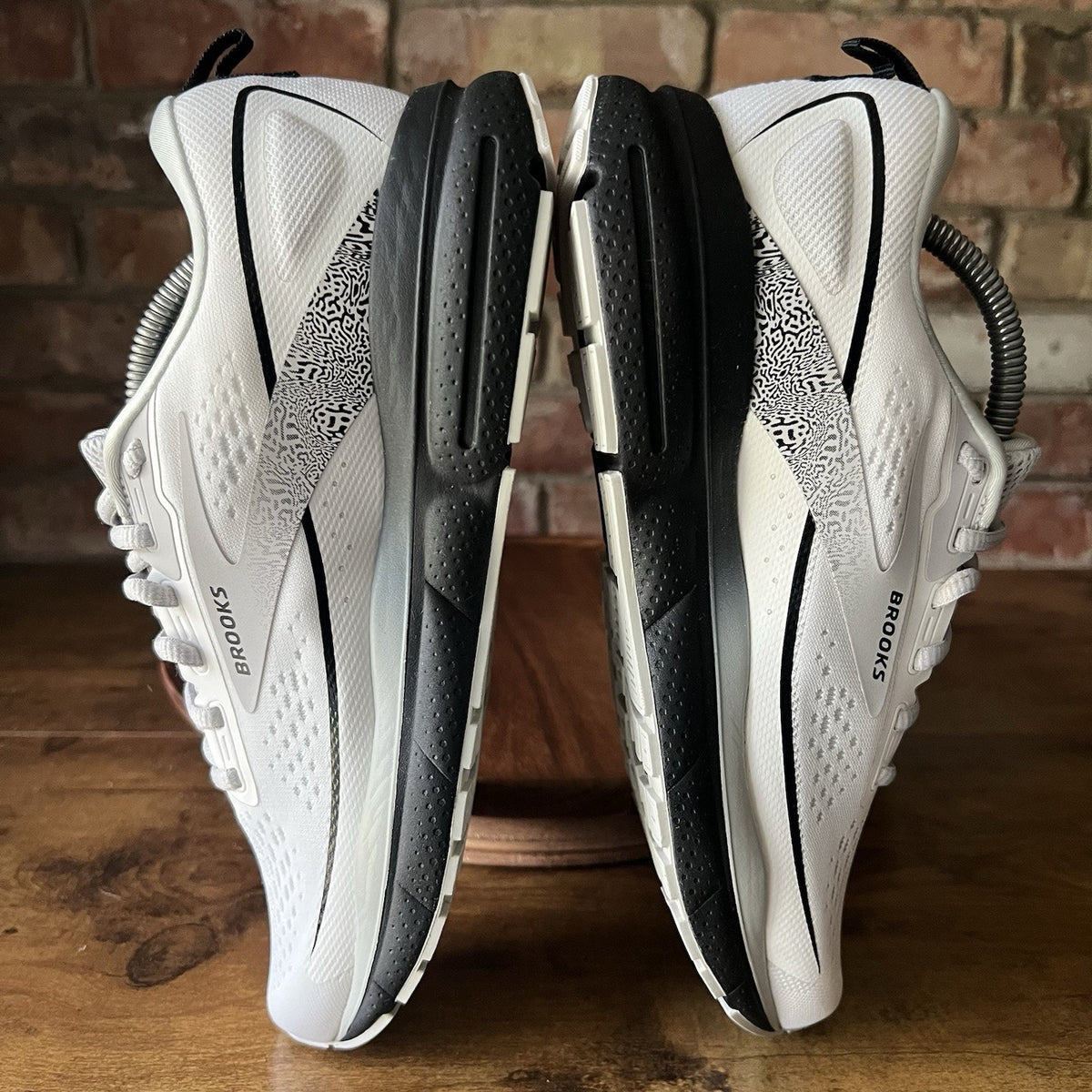 Brooks Trace 3 Womens 8.5 White Black White Neutral Balanced Cushion Shoes