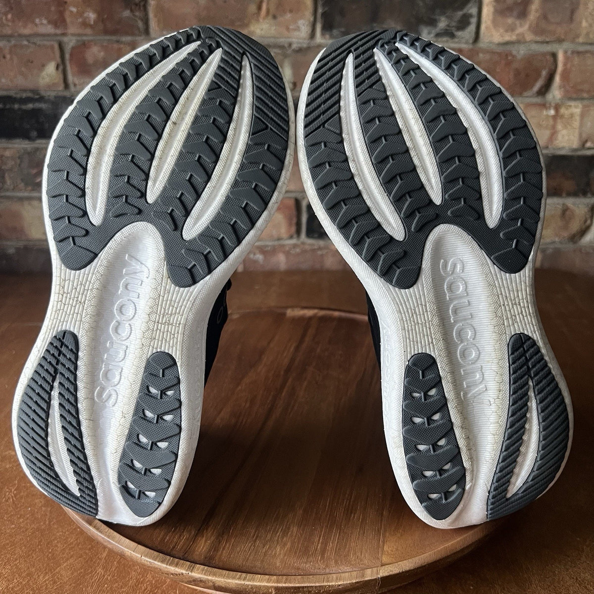 Saucony Triumph 23 Women's 7 Max Cushion Neutral Road Running Shoes Sneakers
