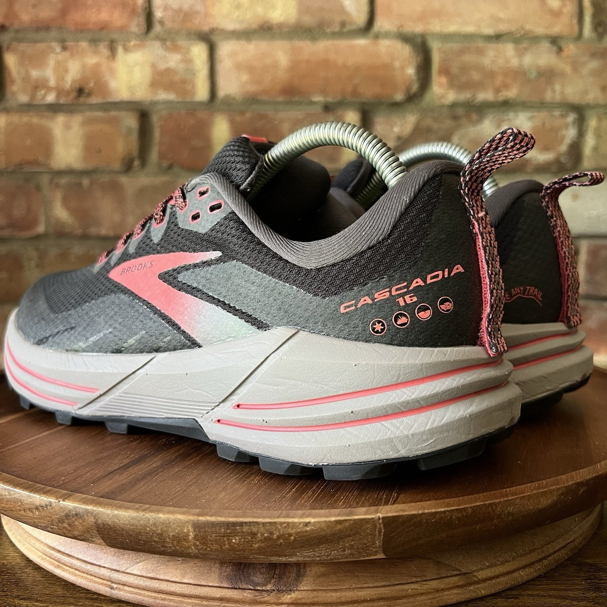 Brooks Women's Cascadia 16 GORE-TEX Trail Running Shoes Sneakers Women's 10