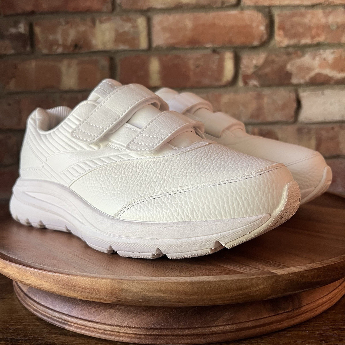 Brooks Addiction Walker 2 White Leather Sneakers Shoes Women’s 7.5 Wide 2E