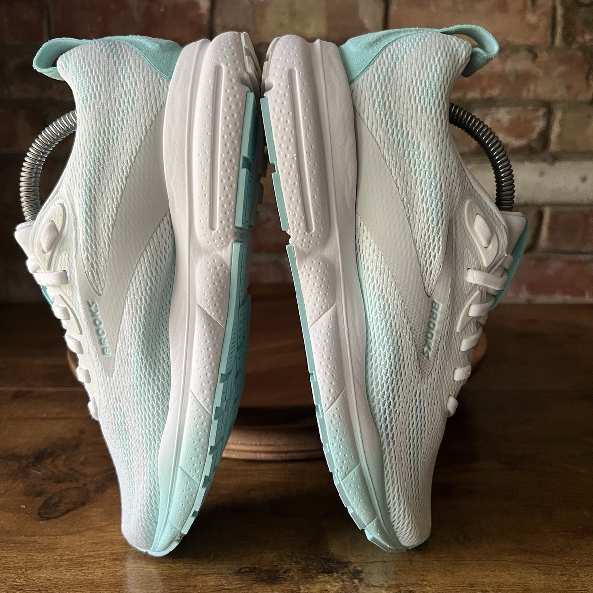 Brooks Trace 4 Bright White Aqua Neutral Cushion Trainer Running Women's 7 Shoe