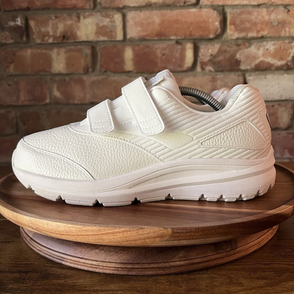 Brooks Addiction Walker 2 White Leather Sneakers Shoes Women’s 7.5 Wide 2E
