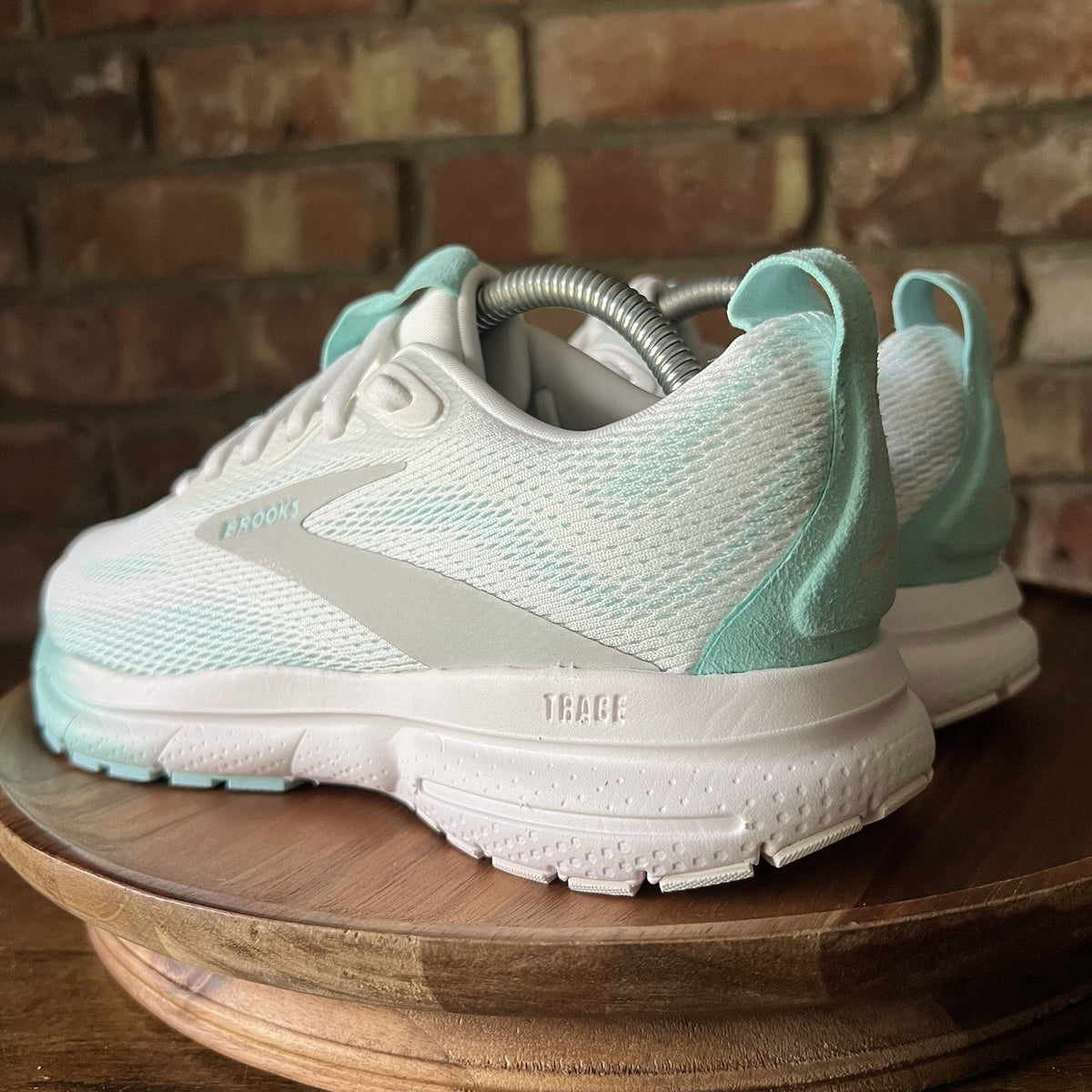 Brooks Trace 4 Bright White Aqua Neutral Cushion Trainer Running Women's 7 Shoe