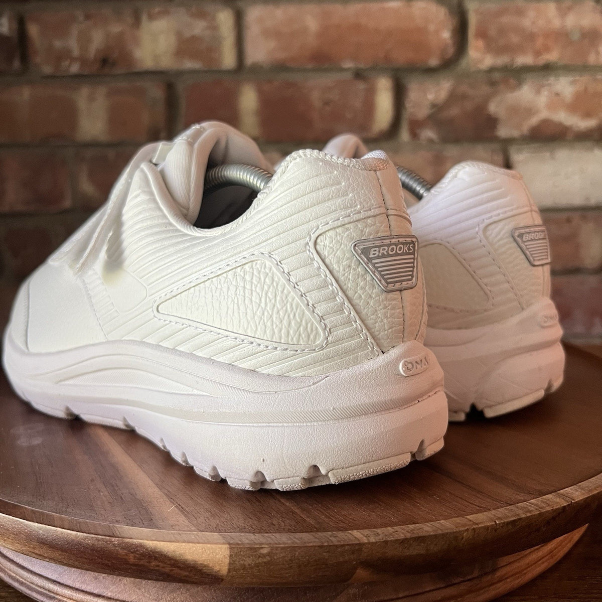 Brooks Addiction Walker 2 White Leather Sneakers Shoes Women’s 7.5 Wide 2E