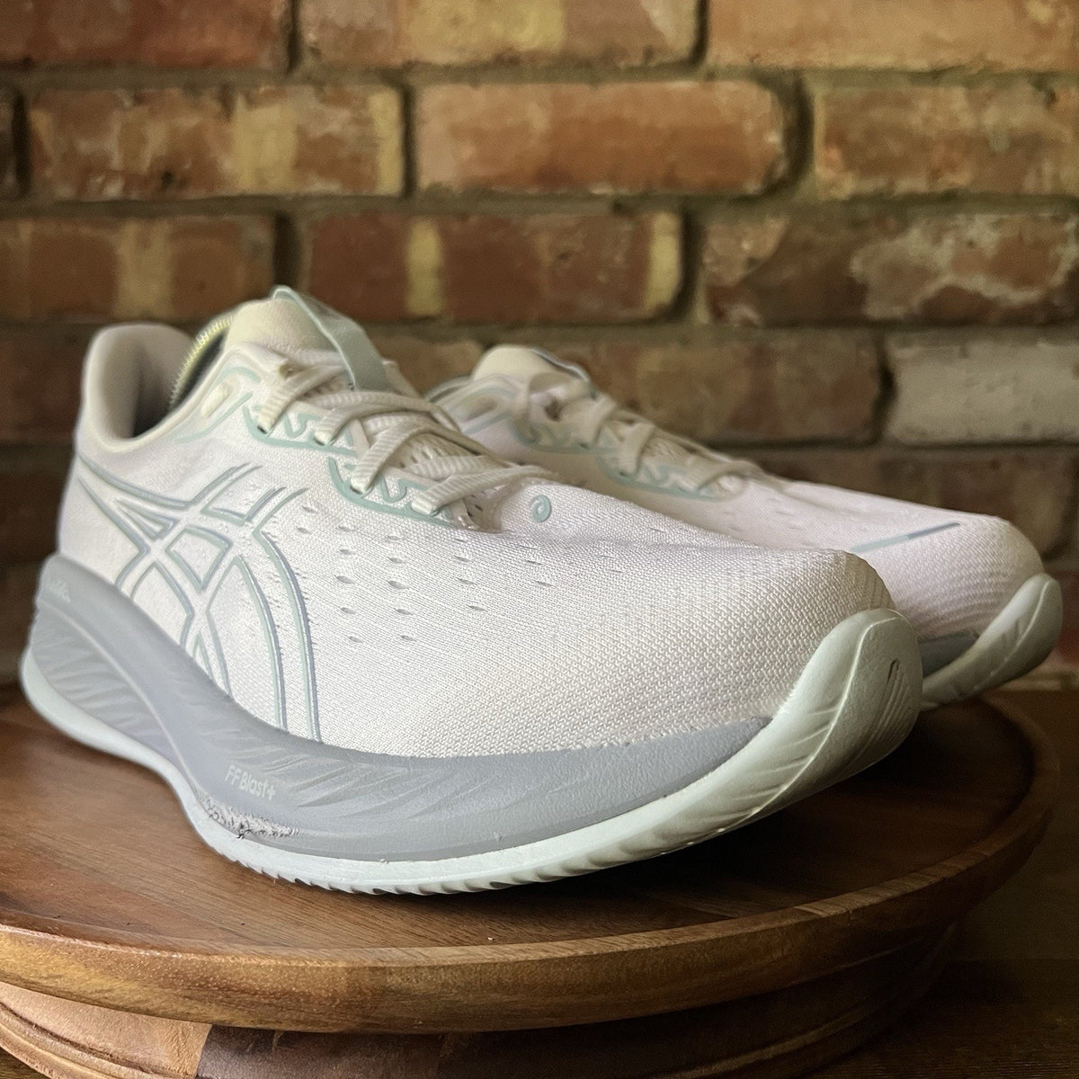 Asics Gel Cumulus 26 Mens 11 Gray White Max Cushioned Running Shoes Sneakers