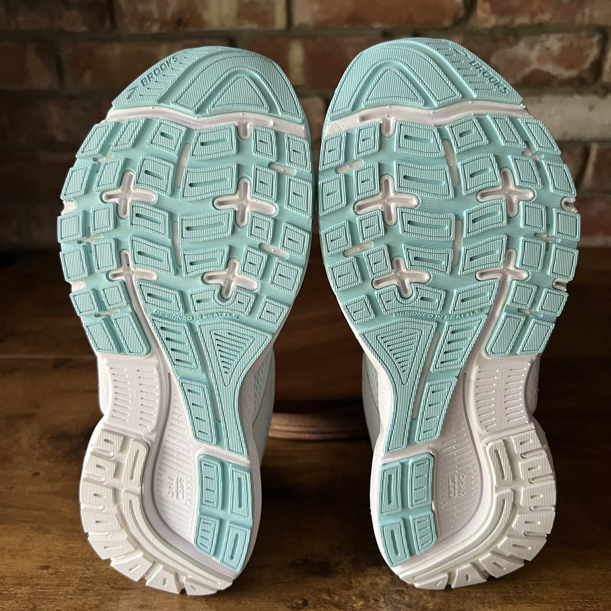 Brooks Trace 4 Bright White Aqua Neutral Cushion Trainer Running Women's 7 Shoe