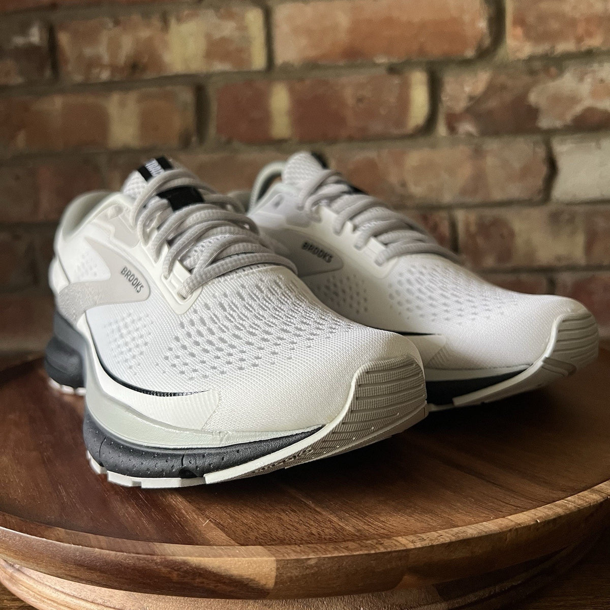 Brooks Trace 3 Womens 8.5 White Black White Neutral Balanced Cushion Shoes