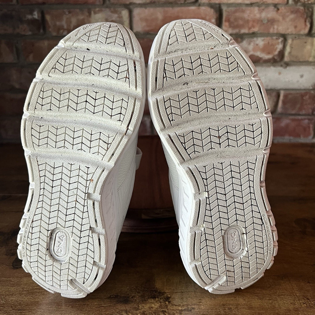 Brooks Addiction Walker 2 White Leather Sneakers Shoes Women’s 7.5 Wide 2E