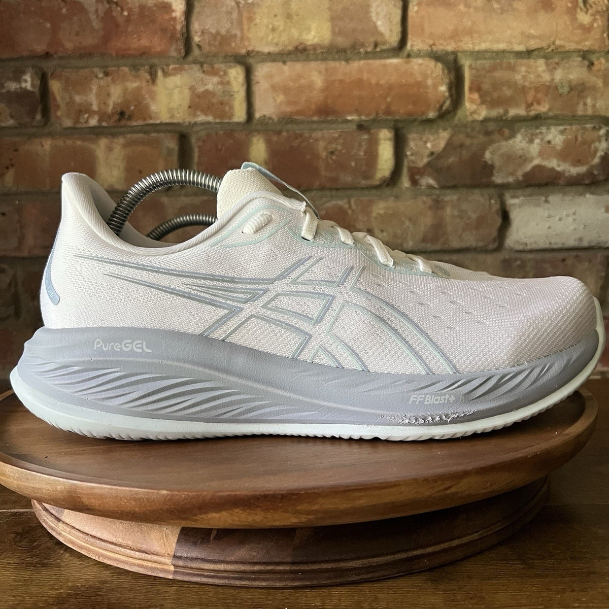 Asics Gel Cumulus 26 Mens 11 Gray White Max Cushioned Running Shoes Sneakers