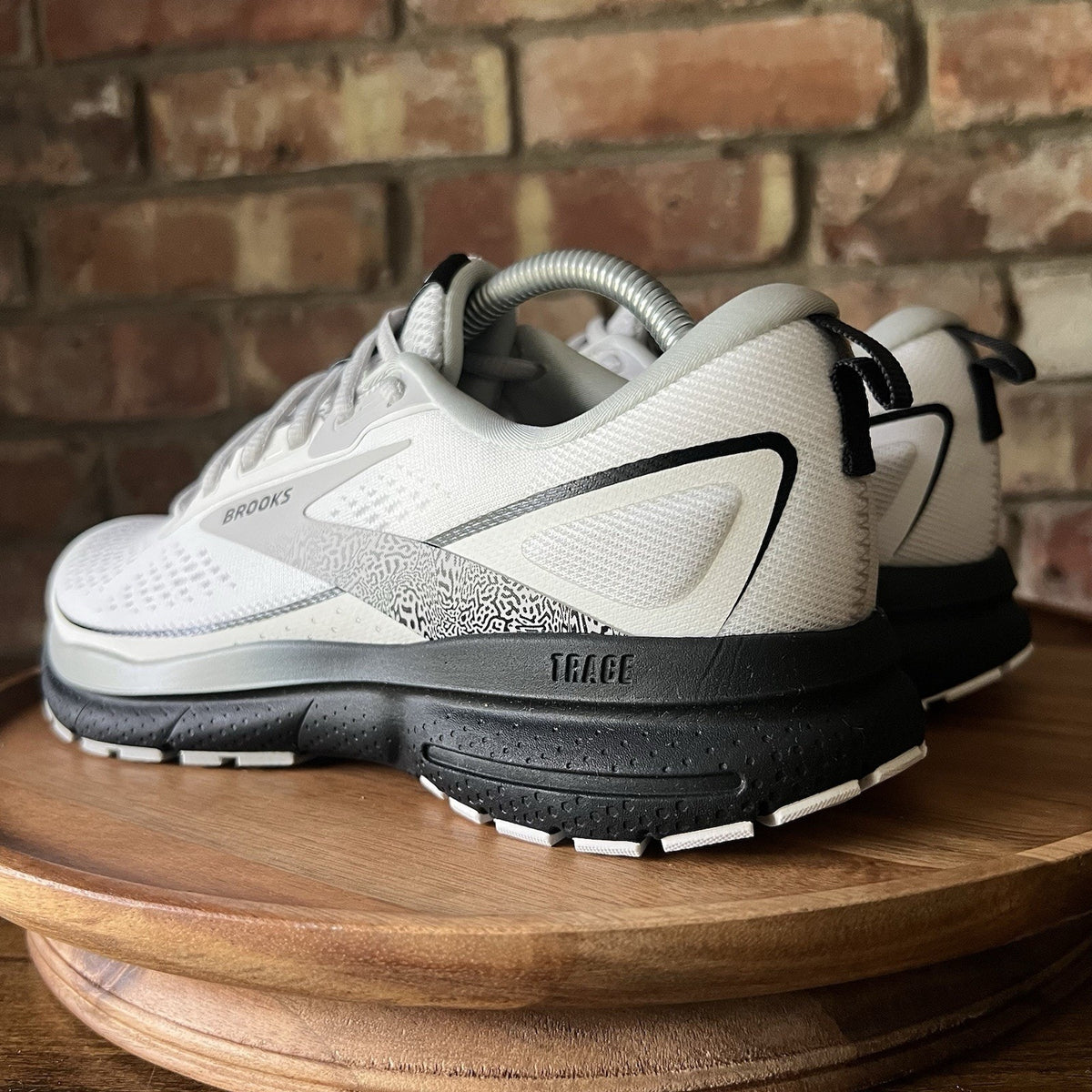 Brooks Trace 3 Womens 8.5 White Black White Neutral Balanced Cushion Shoes