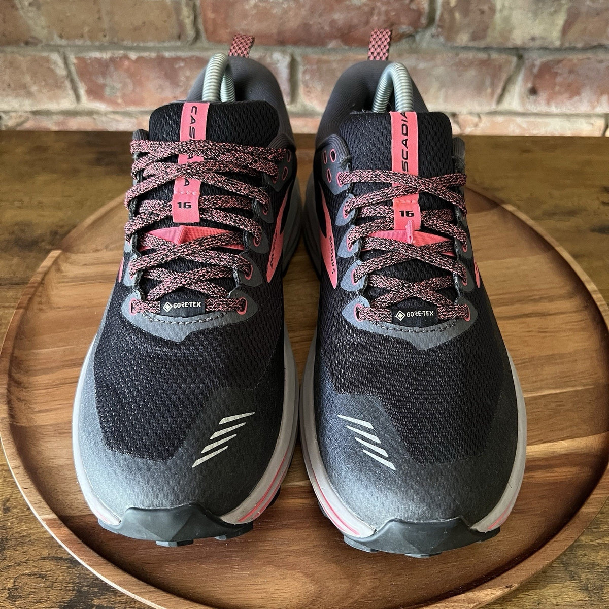 Brooks Women's Cascadia 16 GORE-TEX Trail Running Shoes Sneakers Women's 10