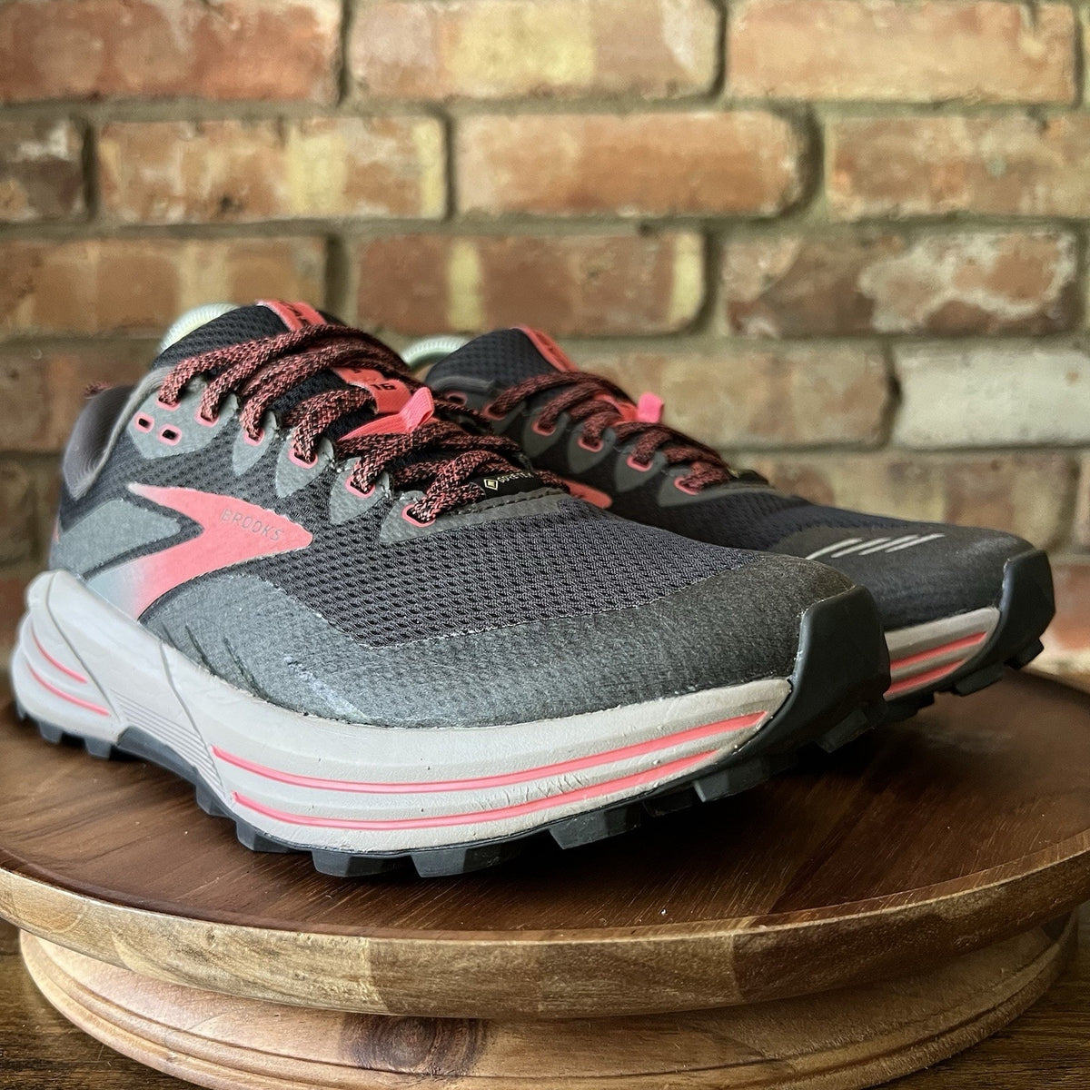 Brooks Women's Cascadia 16 GORE-TEX Trail Running Shoes Sneakers Women's 10
