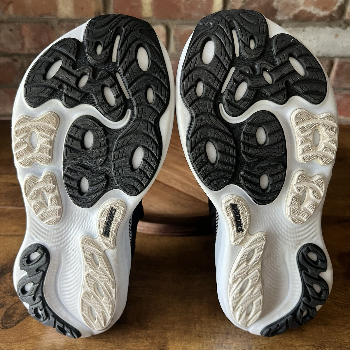 Brooks Adrenaline GTS 25 Supportive Mens 8 Black White Running Shoes Sneakers