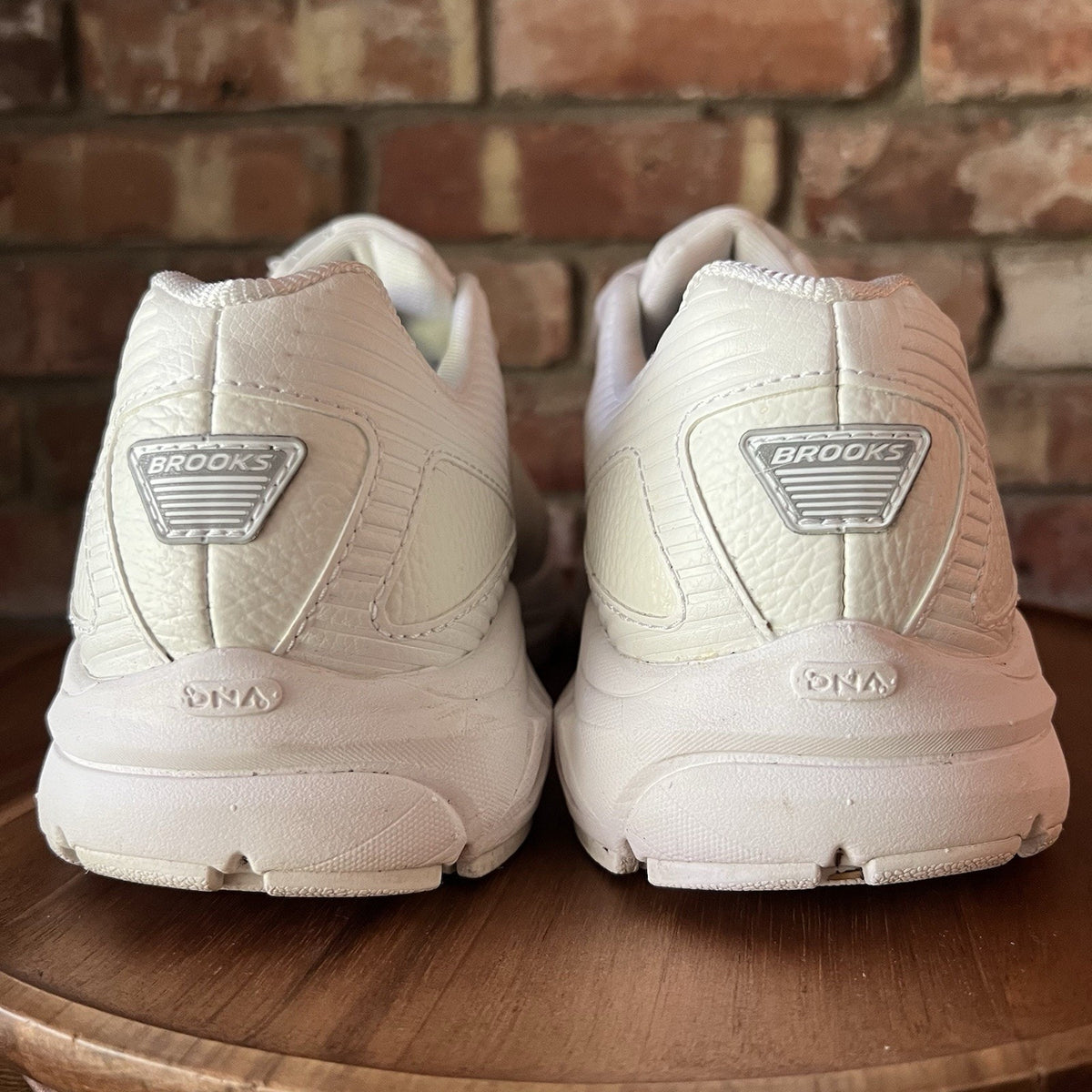 Brooks Addiction Walker 2 White Leather Sneakers Shoes Women’s 7.5 Wide 2E