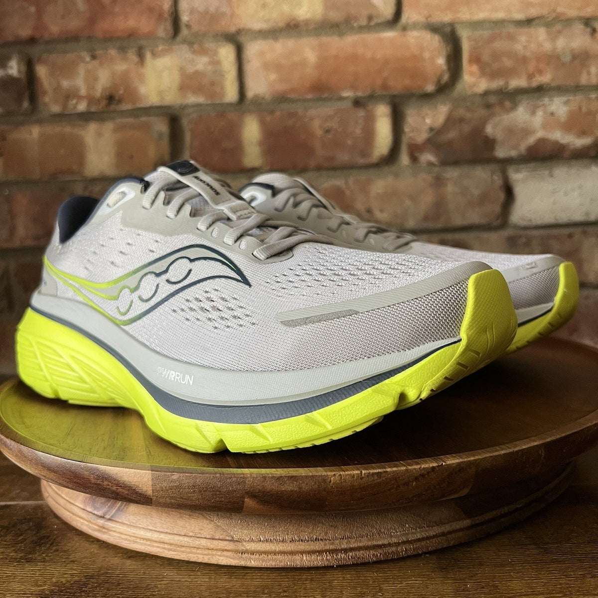Saucony Guide 18 Stability Cushioned Gray Yellow Running Shoes Sneakers Mens 9.5