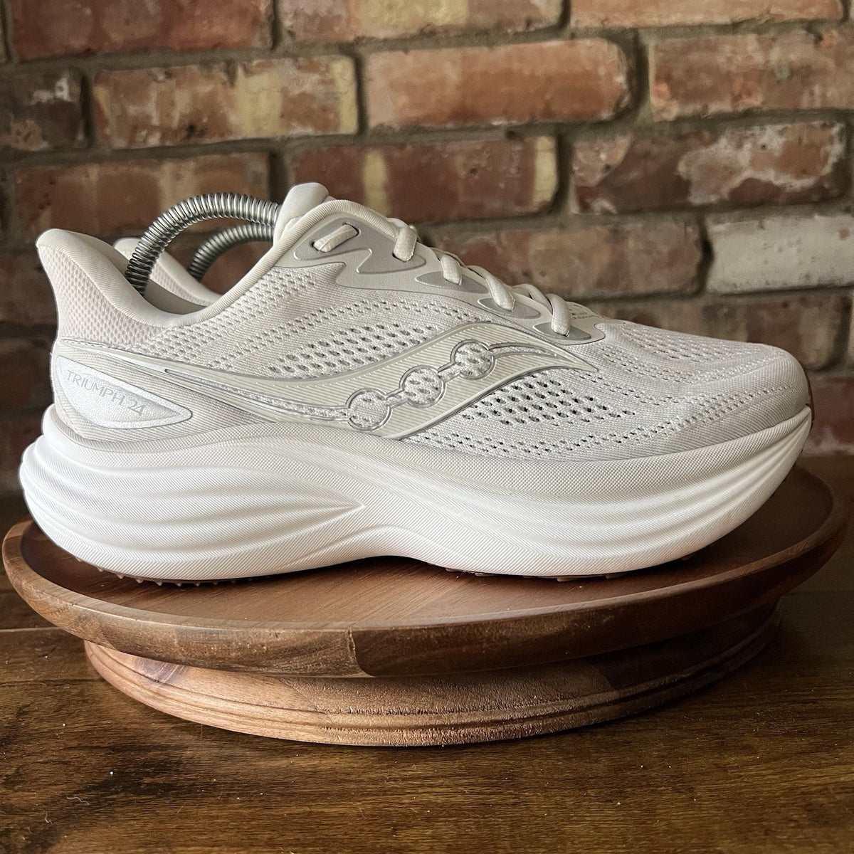 Saucony Triumph 24 Women's 9 Wide Gray White Max Cushion Running Shoes Sneakers