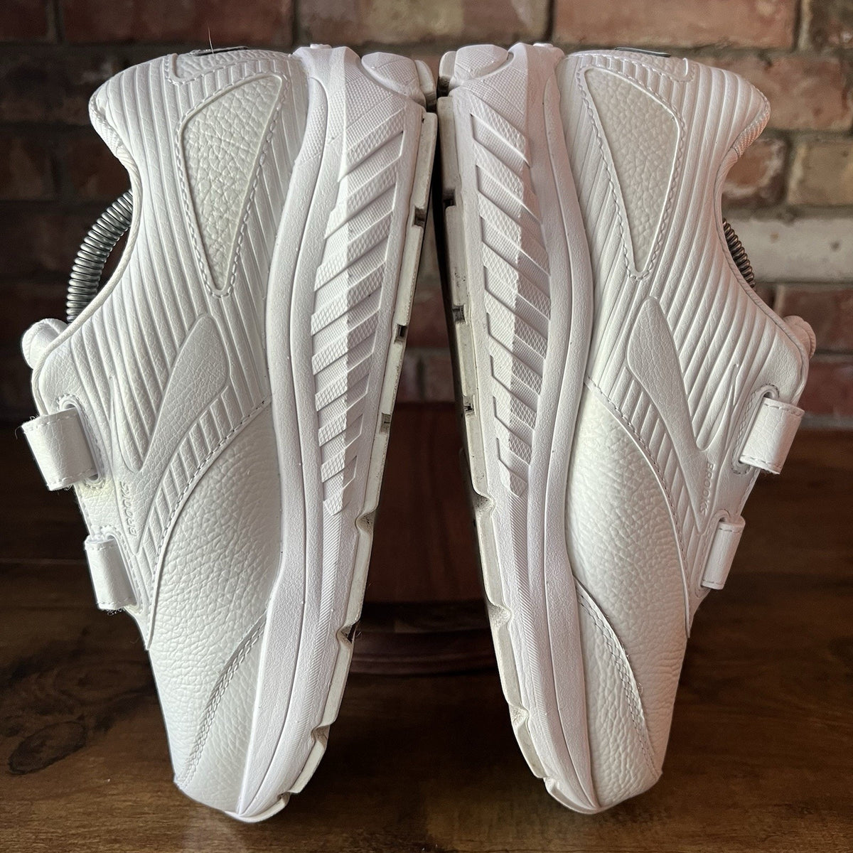 Brooks Addiction Walker 2 White Leather Sneakers Shoes Women’s 7.5 Wide 2E