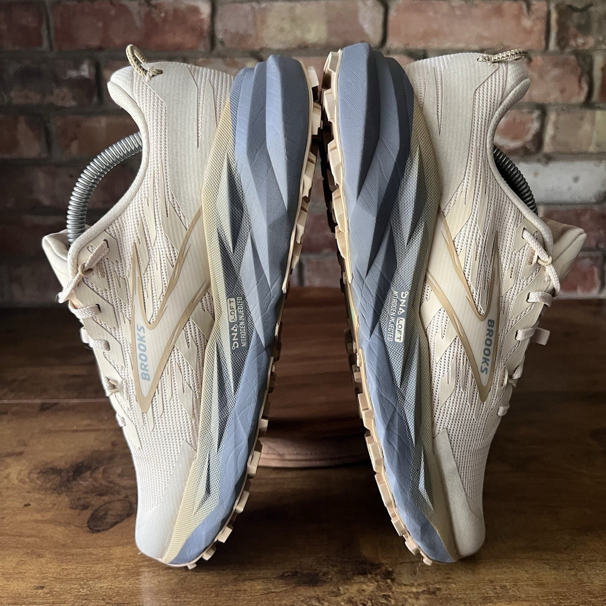 Brooks Cascadia 19 Tan Neural Balanced Cushion Trail Womens 8.5 Running Shoes